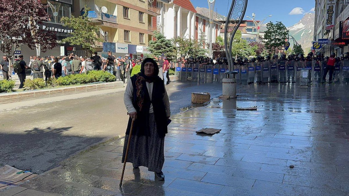 rabiaonvr's tweet photo. 31 Mart 2024 yerel seçimlerinden yalnızca 64 gün sonra halkın iradesine ilk darbe Colemêrg ‘de vuruldu. 3 Haziran 2024’de Colemêrg Belediyesi’ne kayyım atandı. Halkın oylarıyla seçilemeyenler, devlet gücüyle belediyeye yerleştirildi.

Ancak Colemêrg teslim olmadı. Günlerce süren nöbetler, yürüyüşler ve kitlesel protestolarla halk, belediye önünde iradesine sahip çıktı. Polis ablukasına, gözaltılara ve yasaklara rağmen “Kayyım gidecek, halk kalacak” sloganı meydanlardan eksik olmadı.

3 Haziran 2024/ Colemêrg
