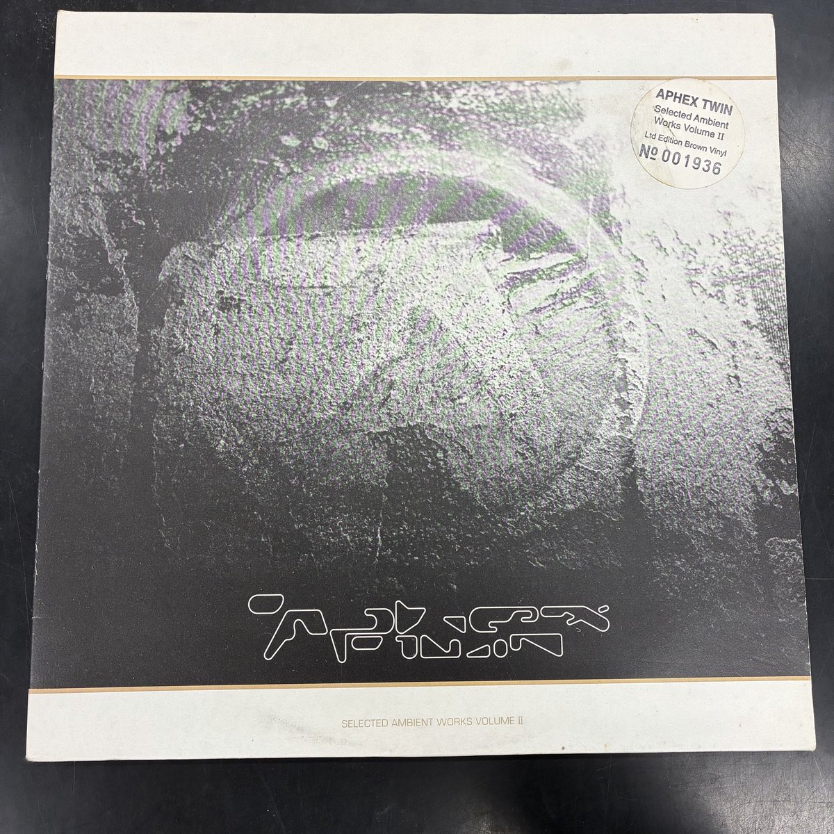 diskunion_do1's tweet photo. SELECTED AMBIENT WORKS Volume 2

ようやく昨年再発されたAphex TwinのAmbient Masterpiece、非常に貴重な1994年のオリジナルプレスで入荷しました。

Ltd no入りのBrown Vinyl仕様です。

https://t.co/AUduJQCenf https://t.co/PsQgIRutBm