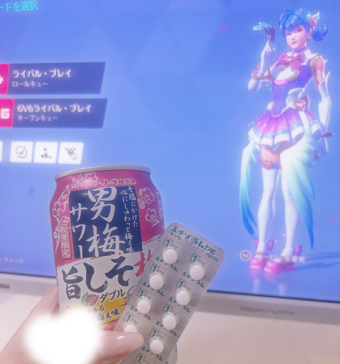 oooo5v's tweet photo. あと「素の顔は見せたからな」スタンスで、これからも加工ばっちりの盛れた自撮りは載せます^ ̫^🫶🏻
今日はなんかもう無理デーなのでお酒お薬飲んで気持ちよくゲームします^ ̫^低気圧？
owシルバーブロンズ募 https://t.co/p1Fa8VX9Q1