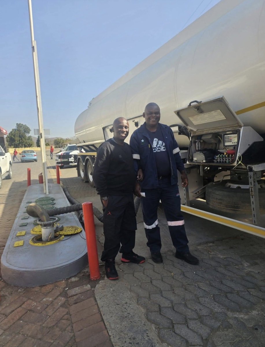 KatlegoMaseng1's tweet photo. Meet Ofentse Senne, the owner of Andrews Filling Station — a 100% black-owned filling station based in Rustenburg, North West.

What started as a business dream has grown into a thriving enterprise that now employs 31 people, creating jobs and contributing to the local economy.. 🙌🏿👏🏿