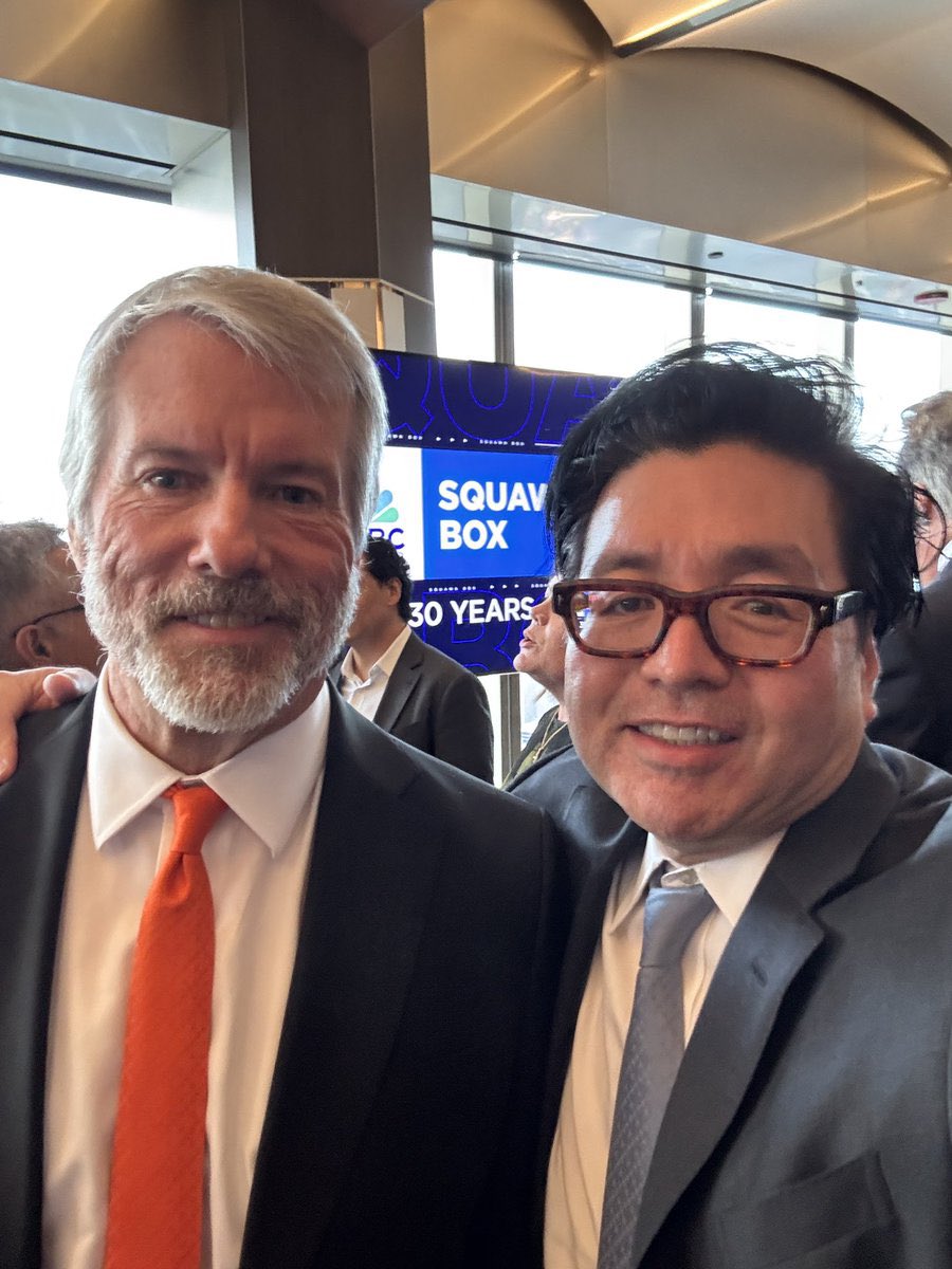 CryptoAici's tweet photo. Tom Lee și Michael Saylor au pierderi nerealizate de peste $16 miliarde în crypto

Corecția recentă din piața crypto lovește puternic cei mai mari susținători instituționali ai industriei.

BitMine, compania asociată lui Tom Lee, este în prezent pe o pierdere nerealizată de aproximativ $8.9 miliarde pe o deținere de 5.4 milioane ETH, evaluată la circa $10 miliarde.

În același timp, Strategy, compania lui Michael Saylor, este pe o pierdere nerealizată de aproximativ $7.6 miliarde pe cele 843.706 BTC deținute, evaluate la peste $56 miliarde.

Context:

• BitMine a devenit unul dintre cele mai agresive pariuri instituționale pe Ethereum
• Strategy rămâne cel mai mare deținător corporativ de Bitcoin din lume
• ambele companii au construit strategii bazate pe acumularea masivă de active digitale

Ce înseamnă:

Volatilitatea actuală demonstrează dimensiunea riscurilor asumate de companiile care au ales să transforme Bitcoin și Ethereum în active strategice de trezorerie.

Pentru piață, presiunea asupra unor dețineri atât de mari este urmărită atent, deoarece poate influența sentimentul investitorilor și percepția asupra riscului instituțional din crypto.

Urmărește @cryptoaici pentru cele mai importante știri din Bitcoin, Ethereum și piețe globale.