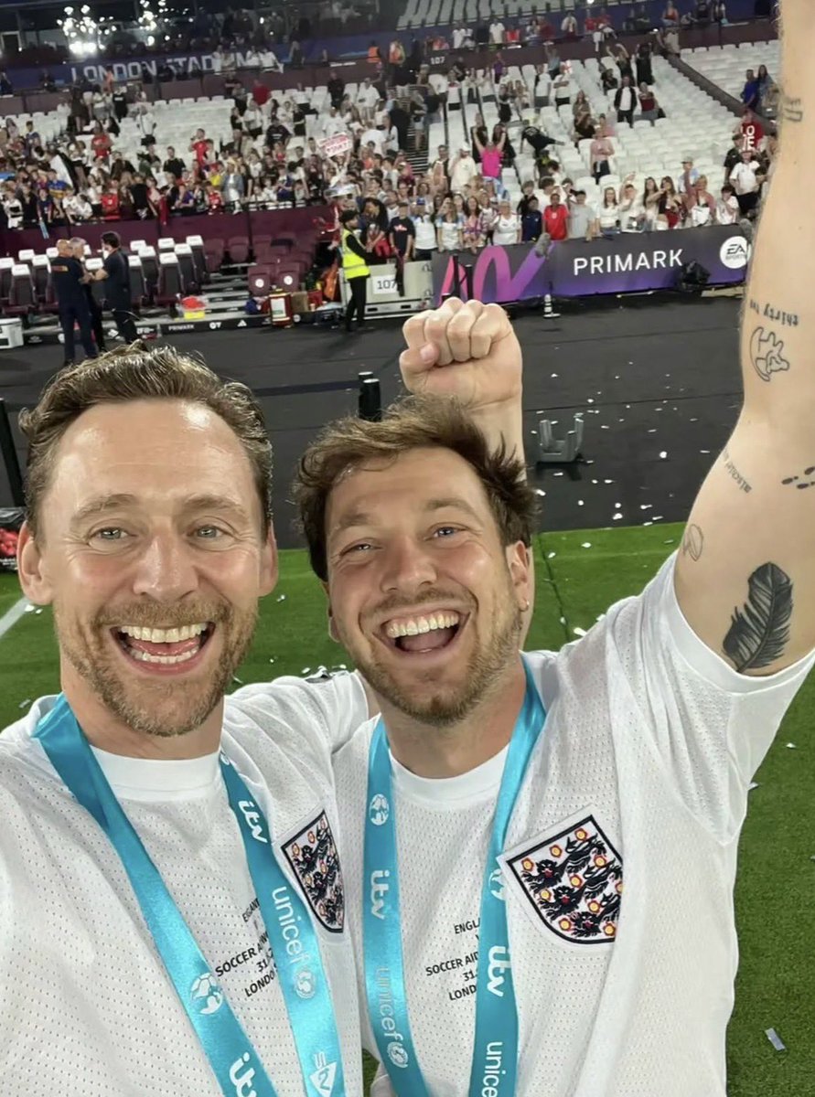 therealoakley7's tweet photo. Hiddleselfie with Sam Thompson. My Tommy is proud #TomHiddleston #SamThompson https://t.co/lmyDf2It98