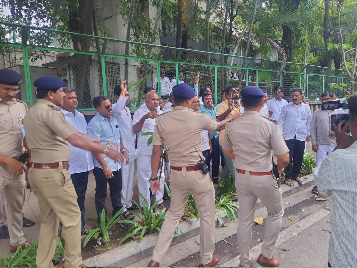 praveen3537's tweet photo. Supporters of Vijayanand Kashappanavar, MLA from the Hungund assembly constituency protesting demanding a ministerial berth near The Capitol Hotel on Wed afternoon. 
@XpressBengaluru 
@Cloudnirad @ramupatil_TNIE @AshwiniMS_TNIE @mg_chetan https://t.co/w3aBf9kcY6