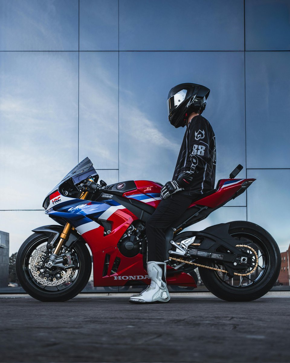 JackTF_13's tweet photo. Honda CBR1000RR Fireblade https://t.co/OgFK9QZbbZ