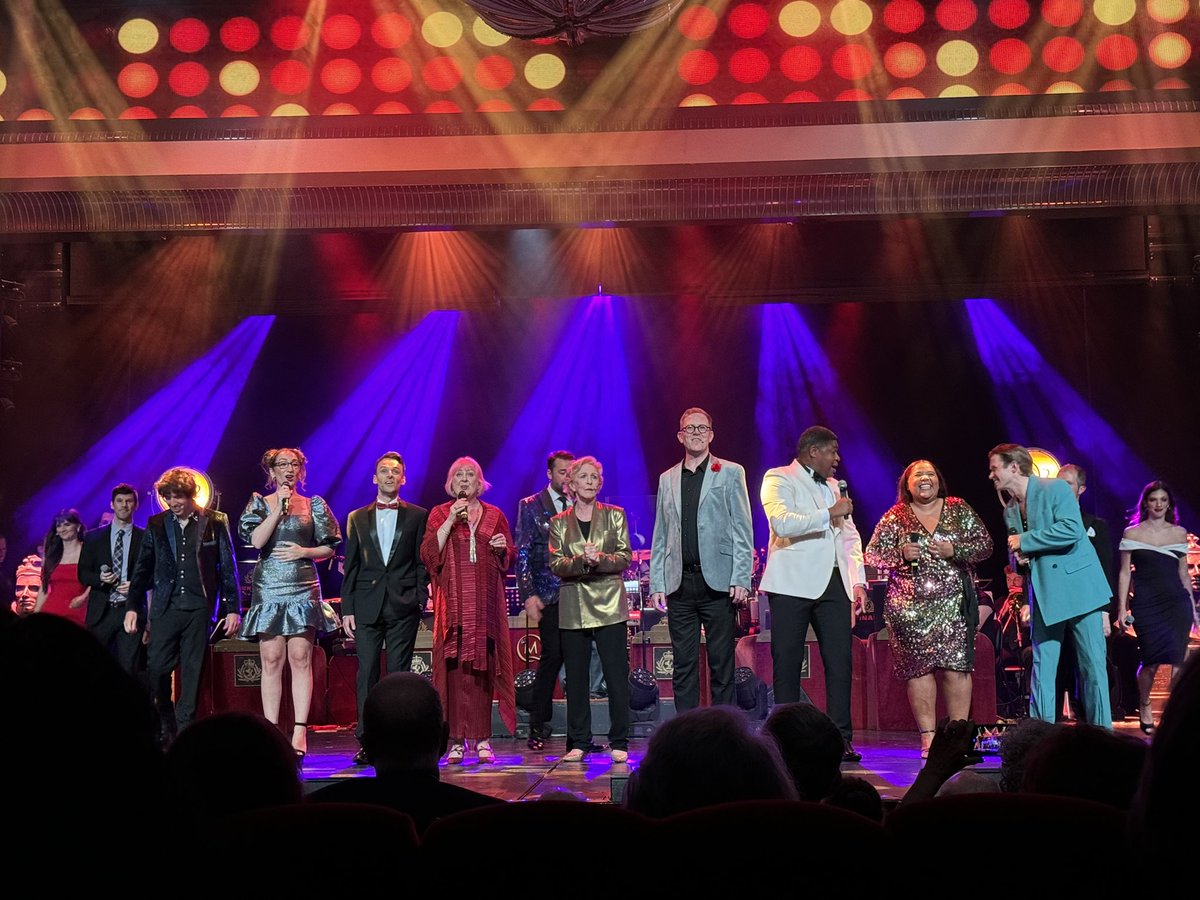 Ronst21's tweet photo. #AlphabetChallenge #WeekVforVocal London Theatre at Sea. Singalong and finale @cunardline https://t.co/lLDza9IF1M