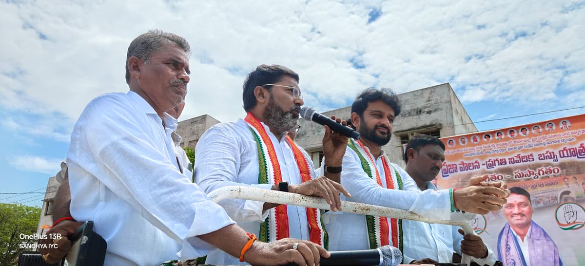SampathKumarINC's tweet photo. రెండవ రోజు   మనవపాడు ,ఉండవల్లి మండలాలలో కొనసాగిన ప్రజా పాలన - ప్రగతి నివేదిక బస్సు యాత్ర .
 
వందలాదిగా  హాజరైన కాంగ్రెస్ అభిమానులు

 గెలిచినా ఓడినా ప్రజల్లోనే ఉంటాం.

 రాజకీయాల్లోకి కి వచ్చింది స్వలాభం కోసం కాదు ప్రజా సేవ కోసం...

 రైతుల కళ్ళల్లో ఆనందం చూడటమే కాంగ్రెస్ ప���ర్టీ ప్రధాన లక్ష్యం.

నాగర్ కర్నూల్ పార్లమెంట్ పరిధిలో  ఎంపీ మల్లు రవి గారు చేపట్టిన ప్రజా పాలన -ప్రగతి నివేదిన  బస్సు యాత్ర రెండవ రోజు అలంపూర్ నియోజక వర్గంలో ఉదయం మానవపాడు మండలంలో కొనసాగింది.

ఈ సందర్భంగా సంపత్ కుమార్ గారు మాట్లాడుతూ.

ప్రస్తుతం ఎలాంటి ఎన్నికలు లేవు అయినప్పటికీ ప్రజలను కలవడానికి ఎర్రటి ఎండలను సైతం లెక్క చేయకుండా ప్రజా క్షేత్రంలో ప్రజల మరియు నియోజక వర్గ ప్రాం�� సమస్యలు తెలుసుకోవడం కొరకు ప్రతి మండలాన్ని బస్సు పర్యటన ద్వారంపర్యటిస్తున్నాం అన్నారు.

అలంపూర్ నియోజక వర్గ ప్రజలు ఎంపి మల్లు రవి గారిని  కాంగ్రెస్ పార్టీని బలపరచి గెలిపించినందుకు గానీ అలంపూర్ నియోజక వర్గానికి ఎంపీ నిధుల నుంచి ఎక్కువ మొత్తాన్ని కేటాయించిడం తో పాటు ,అలంపూర్ ప్రాంత అభివృద్ధి కొరకు మరింత ఎక్కువ. కృషి చేస్తున్నారని  అన్నారు.

కాంగ్రెస్ పార్టీ రేవంత్ రెడ్డి గారి పరిపాలనలో అలంపూర్ నియోజక వర్గంలో నేను ఓడిపోయినప్పటికీ నా ప్రాంత ప్రజలు ఓడిపోకూడదు అభివృద్ధి లో వెనుకబడి ఉండకూడదు అని ముఖ్యమంత్రి గారితో మాట్లాడి నిధులకు తీసు���ు రావడం జరుగుతుంది అని అన్నారు . నియోజక వర్గం లో 3500 ఇళ్ళను నిర్మించి యిచ్చిన ఘనత కాంగ్రెస్ పార్టీది అన్నారు .

ఓట్లు వేసుకుని ప్రజలను మోసం చేసి ఎమ్మెల్యే అయిన విజయుడు కానీ ,ఓట్లు వేయమని యిల్లు యిల్లు తిరిగిన ఎమ్మెల్సీ చల్లా కానీ  ఏ ఒక్క రోజు ప్రజల కష్టాన్ని పట్టించుకున్న పాపాన పోలేదు అన్నారు .

యిప్పటికీ అయినా నియోజక వర్గ ప్రజలు మేలుకుని మాయ మాటలకు ,మందు సీసాలకు వాళ్ళ ఓటును అమ్ముక���ని వల్ల అభివృద్ధి నీ దూరం.చేసుకోవద్దని ఆలోచన చేయాలని అన్నారు .

కాంగ్రెస్ పార్టీ రేవంత్ రెడ్డి గారి పరిపాలనలో జరుగుతున్న అభివృద్ధి కార్యక్రమాల పై ప్రచారం నిర్వహిస్తూ, బస్సు యాత్ర ముందుకు సాగింది  

ఈ కార్యక్రమంలో జోగులాంబ గద్వాల జిల్లా డిసిసి అధ్యక్షులు రాజీవ్ రెడ్డి, గ్రంథాలయ చైర్మ���న్ నీలి శ్రీనివాసులు గారు ,నగర్ కర్నూలు పార్లమెంట్ ఇంఛార్జి మధు గారు,జిల్లా బీసీ సెల్ అధ్యక్షులు నల్లా రెడ్డి,మున్సిపల్ వైస్ ఛైర్మన్ శంకర్ ,  అలంపూర్ మార్కెట్ కమిటీ వైస్ చైర్మెన్ కుమార్ గారు ,మానవపాడు మండల అధ్యక్షులు జగన్ మోహన్ నాయుడు,పల్లి సతీశ్ రెడ్డి గారు, వివిధ గ్రామాల సర్పంచులు,మాజీ సర్పంచులు ఎంపీటీసీ లు తదితరులు హాజరయ్యారు.

@revanth_anumula @Bhatti_Mallu @INCTelangana @kharge @RahulGandhi @priyankagandhi @Bmaheshgoud6666