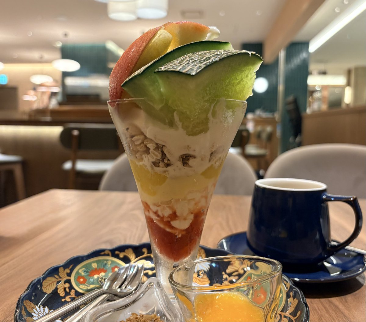 kingyo678's tweet photo. 暴風警報発令中の今朝、卓球シングルスの試合に行き🏓💨
こてんぱんに負けてしまい😭
悔しさと疲れをミックスフルーツパフェ（クリレスみのる）で癒やして、心身ともに復活🫰次がんばる😤

大引け後に見た株価は上げ上げ👀
いずれ来るであろうドカン💥下げが怖い怖いです〜😬 https://t.co/p08LHN8gcJ