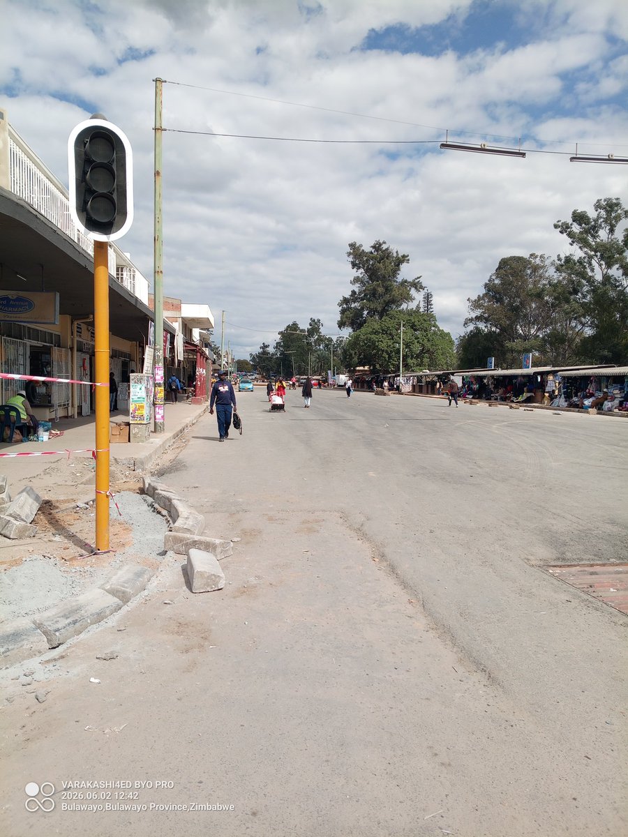 Varakashi4edByo's tweet photo. Road Rehabilitation works are currently underway on 3rd to 6th Street in Bulawayo Metropolitan Province, as Government continues to improve road infrastructure towards Vision2030
#CAB3SWII
#BRICKBYBRICK
#KilometerbyKilometer #RoadRehabilitation
#STONEUPONSTONE https://t.co/6S5vMq5qsL
