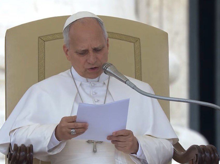 evaenlaradio's tweet photo. “Necesitamos dejarnos educar por los ritos de la liturgia, cuidando con delicadeza y sin arbitrariedad la belleza de nuestras celebraciones”

#AudienciaGeneral 
#PapaLeón https://t.co/U2JXb0Zm4X