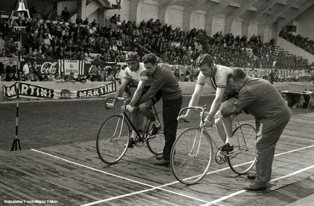 CiclistaFC's tweet photo. Although matches were played there, the Atotxa football pitch wasn’t inaugurated until 1913. Velodromes were later built in 1960 and 1964 to host the Vuelta a España.
During its early years, La Real had a cycling section.
2/2
#RealSociedad https://t.co/Nuf9ldVUcn