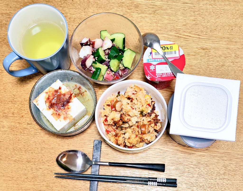 ginhoe2019's tweet photo. 月曜日の晩ごはんは、
#チキンパエリア
#ごま油たこきゅうり
#冷奴
でしたー😆
たこきゅうりがごまの風味と食べ応えあって、めっちゃ美味しかったよー😋
#晩ごはん https://t.co/LXbgrPHB1S
