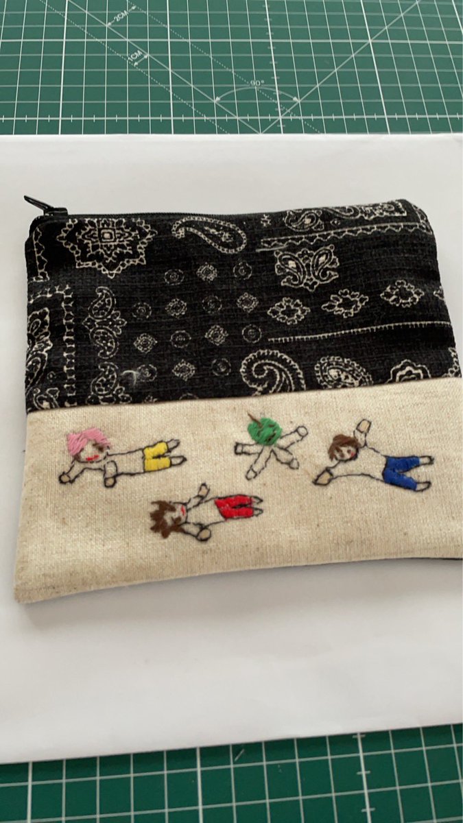 Florigi_nal_7m's tweet photo. 私のおばあちゃんが作ったポーチ天才すぎてむり
ちゃんと最近のスタンプで作ってくれるとこポイント鬼高い https://t.co/FgOBfAbqEe