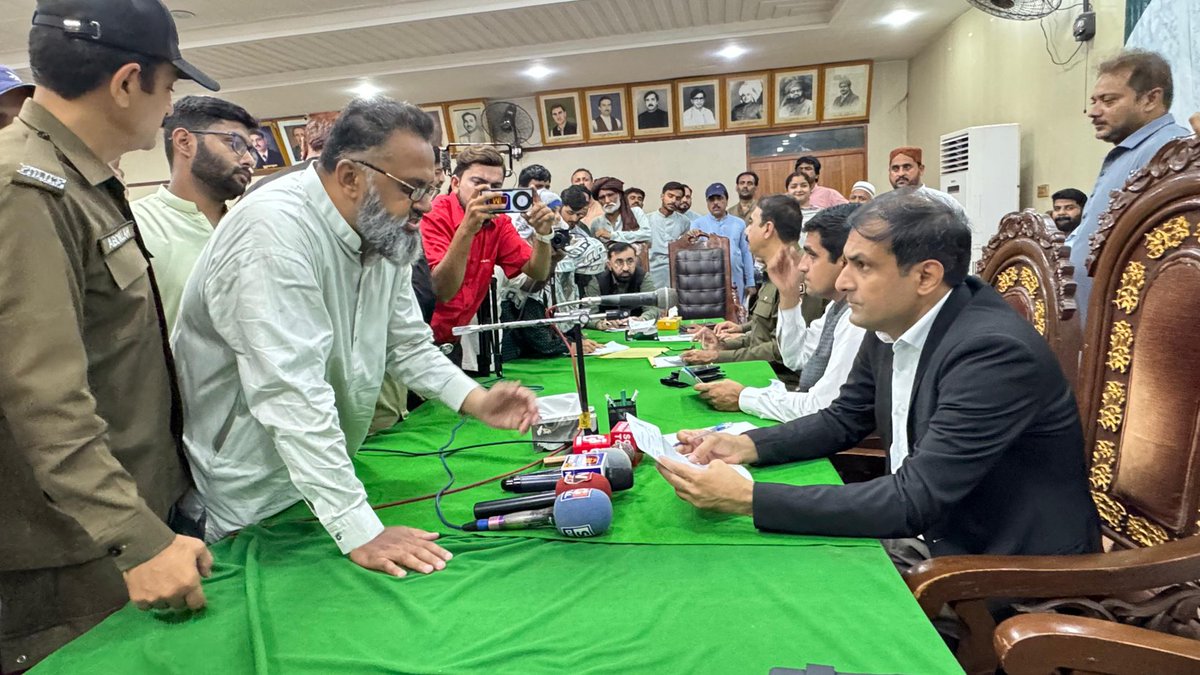 DC_Multan's tweet photo. وزیر اعلیٰ پنجاب مریم نواز شریف کی ہدایت پر ضلع ملتان میں کھلی کچہری
ڈپٹی کمشنر محمد نعمان صدیق کی صدارت میں کھلی کچہری کے دوران 5 سو سے زائد درخواستیں موصول 
عوامی مسائل کے فوری حل کیلئے تمام محکموں کے سربراہان کی شرکت

ملتان: ڈپٹی کمشنر محمد نعمان صدیق نے افسران کے ہمراہ شہریوں کے مسائل سنے، موقع پر احکامات جاری

ملتان: ایڈیشنل ڈپٹی کمشنر ریونیو حافظ محمد مدثر، سی ای او ویسٹ مینجمنٹ کمپنی ذوالفقار احمد، اسسٹنٹ کمشنر سٹی ازکی سحر، اسسٹنٹ کمشنر صدر وقاص ظفر، ایم ڈی واسا اور ایس پی آپریشنز کی شرکت

ملتان: رضا ہال میں منعقدہ کھلی کچہری میں خواتین اور مرد حضرات کی بڑی تعداد نے شرکت کی ڈپٹی کمشنر 

ملتان:زمینوں پر قبضے،نقص امن اور مختلف شعبوں سے متعلق مسائل اور شکایات پیش کئے گئے 

ملتان:عوامی شکایات کے فوری ازالے کیلئے متعلقہ محکموں کو موقع پر ٹاسک دیے گئے۔نعمان صدیق 
عوامی خدمت کے فروغ اور گڈ گورننس کے قیام کیلئے کھلی کچہریوں کا سلسلہ جاری رکھا جائے گا۔ڈپٹی کمشنر 

ملتان:ہر ماہ تمام محکموں پر مشتمل مشترکہ کھلی کچہریوں کا انعقاد کیا جائے گا۔ڈپٹی کمشنر 

ملتان: ضلعی انتظامیہ عوامی مسائل کے بروقت حل کیلئے عملی اقدامات جاری رکھے ہوئے ہے ڈپٹی کمشنر