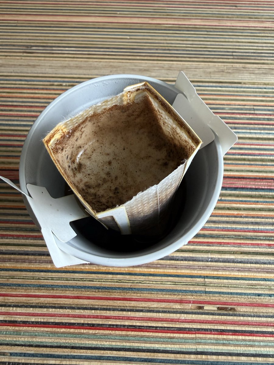 deWethouder's tweet photo. kreeg een ‘instant’ koffiefilterzakje cadeau. 
volgende keer betere schenker gebruiken, maar verrassend milde en lekkere filter koffie 😊 https://t.co/zcz6dAEtbg