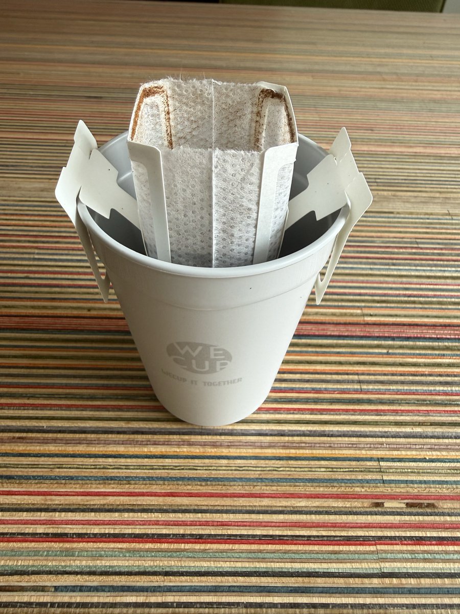 deWethouder's tweet photo. kreeg een ‘instant’ koffiefilterzakje cadeau. 
volgende keer betere schenker gebruiken, maar verrassend milde en lekkere filter koffie 😊 https://t.co/zcz6dAEtbg