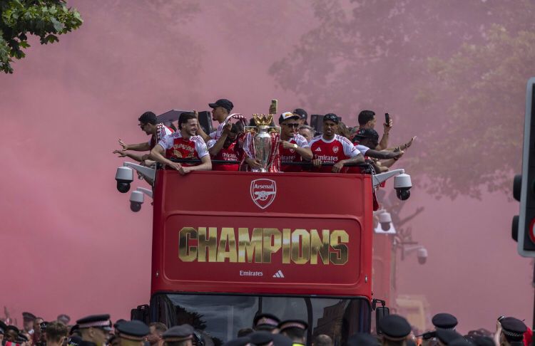 thePrettyAeesha's tweet photo. 🚨 Arsenal parade was the biggest parade ever held in the UK, with over 1.5 million people attending. https://t.co/DuTlO6hsRI