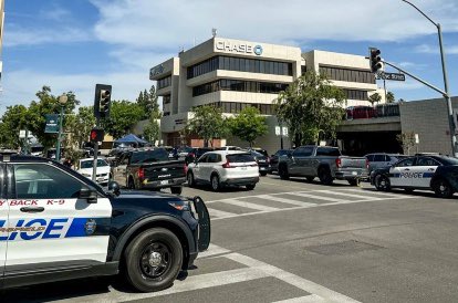 techiemstr's tweet photo. Man takes hostages at California bank as bomb threat prompts evacuations https://t.co/czIgD8SGBo https://t.co/a6NES0Wa4G