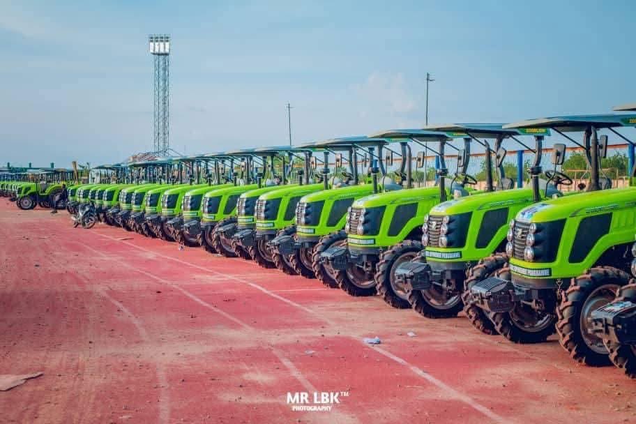 Inside_Yobe's tweet photo. Governor Mai Mala Buni CON, COMN, has approved a 50 per cent reduction in tractor hiring fees across Yobe State, slashing the cost from N100,000 to N50,000 to support farmers and boost agricultural productivity. https://t.co/au9QD5a3Cv