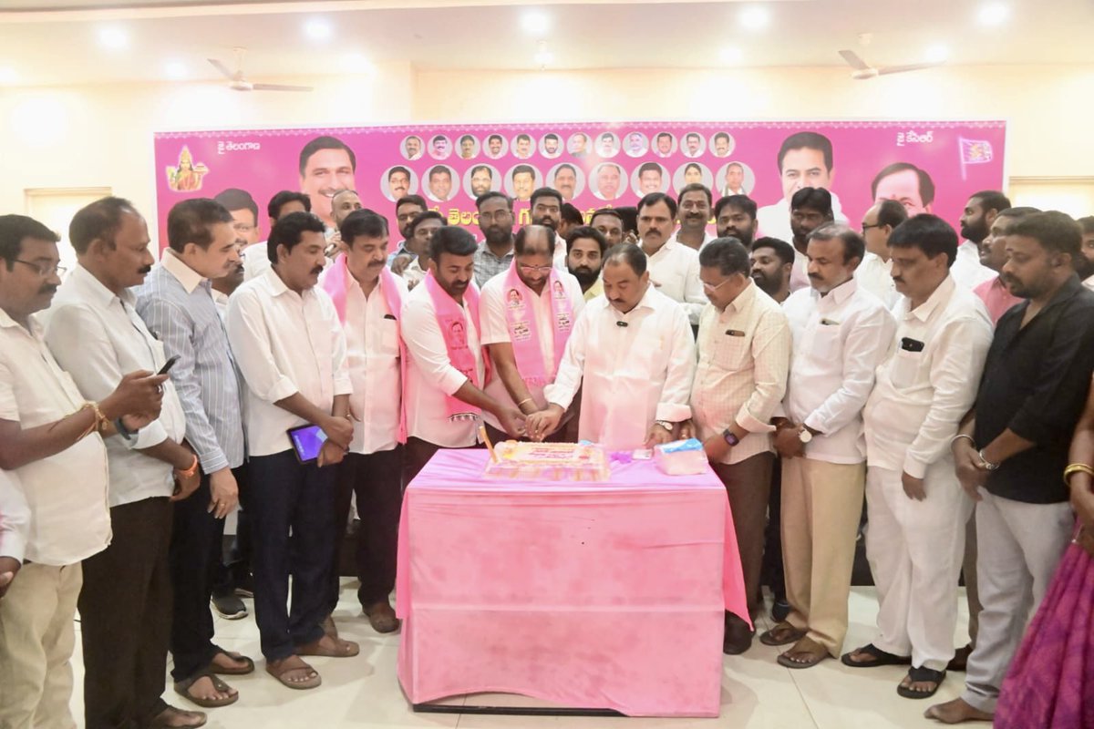 SandraMLA's tweet photo. ఖమ్మం తెలంగాణ భవన్ లో మాజీ మంత్రి, @BRSparty శాసనసభ పక్ష డిప్యూటీ ఫ్లోర్ లీడర్ @BRSHarish గారి జన్మదిన వేడుకలను ఘనంగా నిర్వహించారు. @vaddirajumprs , @SandraMLA , @lingalakamalraj పాల్గొన్నారు. ఈ సందర్భంగా హరీష్ రావు గారికి జన్మదిన శుభాకాంక్షలు తెలియజేశారు. 

@HarishRaoOffice https://t.co/Qx0HjPsDmq