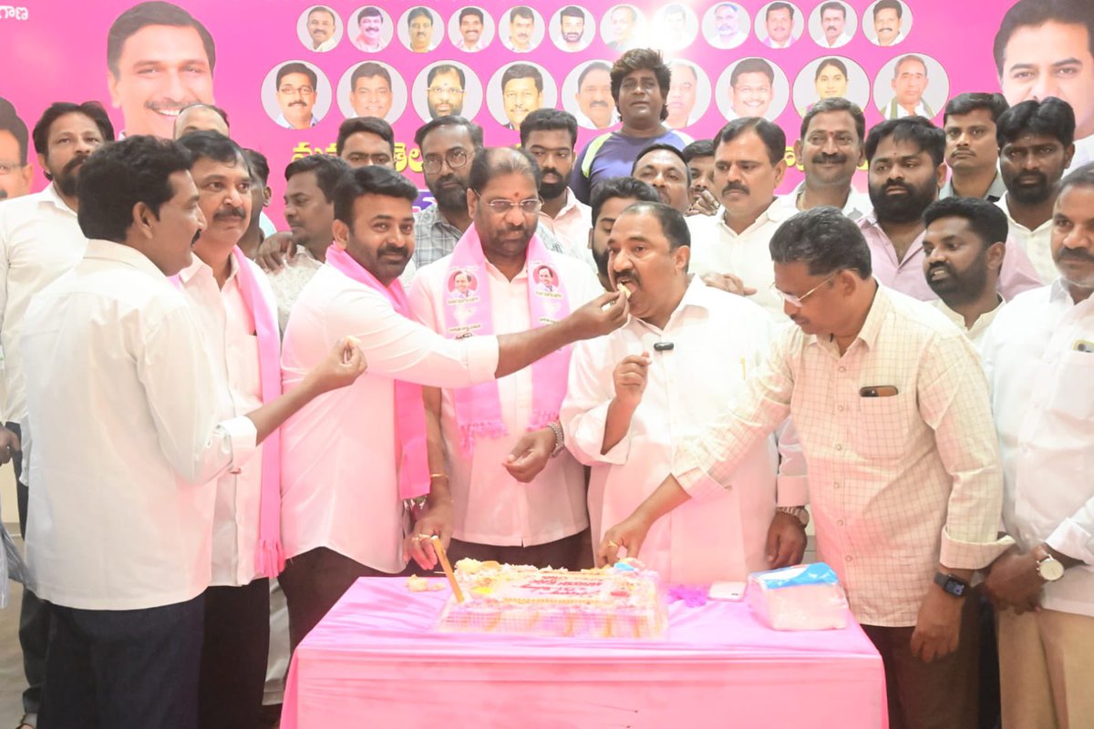 SandraMLA's tweet photo. ఖమ్మం తెలంగాణ భవన్ లో మాజీ మంత్రి, @BRSparty శాసనసభ పక్ష డిప్యూటీ ఫ్లోర్ లీడర్ @BRSHarish గారి జన్మదిన వేడుకలను ఘనంగా నిర్వహించారు. @vaddirajumprs , @SandraMLA , @lingalakamalraj పాల్గొన్నారు. ఈ సందర్భంగా హరీష్ రావు గారికి జన్మదిన శుభాకాంక్షలు తెలియజేశారు. 

@HarishRaoOffice https://t.co/Qx0HjPsDmq