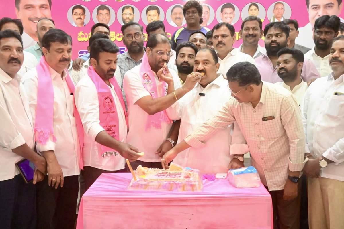 SandraMLA's tweet photo. ఖమ్మం తెలంగాణ భవన్ లో మాజీ మంత్రి, @BRSparty శాసనసభ పక్ష డిప్యూటీ ఫ్లోర్ లీడర్ @BRSHarish గారి జన్మదిన వేడుకలను ఘనంగా నిర్వహించారు. @vaddirajumprs , @SandraMLA , @lingalakamalraj పాల్గొన్నారు. ఈ సందర్భంగా హరీష్ రావు గారికి జన్మదిన శుభాకాంక్షలు తెలియజేశారు. 

@HarishRaoOffice https://t.co/Qx0HjPsDmq