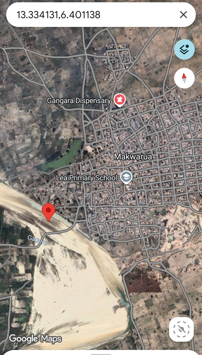 secmxx's tweet photo. People of gangara town in sokoto state are crossing the river this morning to escape a bandits assult on the town... Emptying this villages for a short period will save life's. the bandits cannot suit them beyond the waters.. That bandits dialogue program has been a disaster https://t.co/gzqcURDzX1