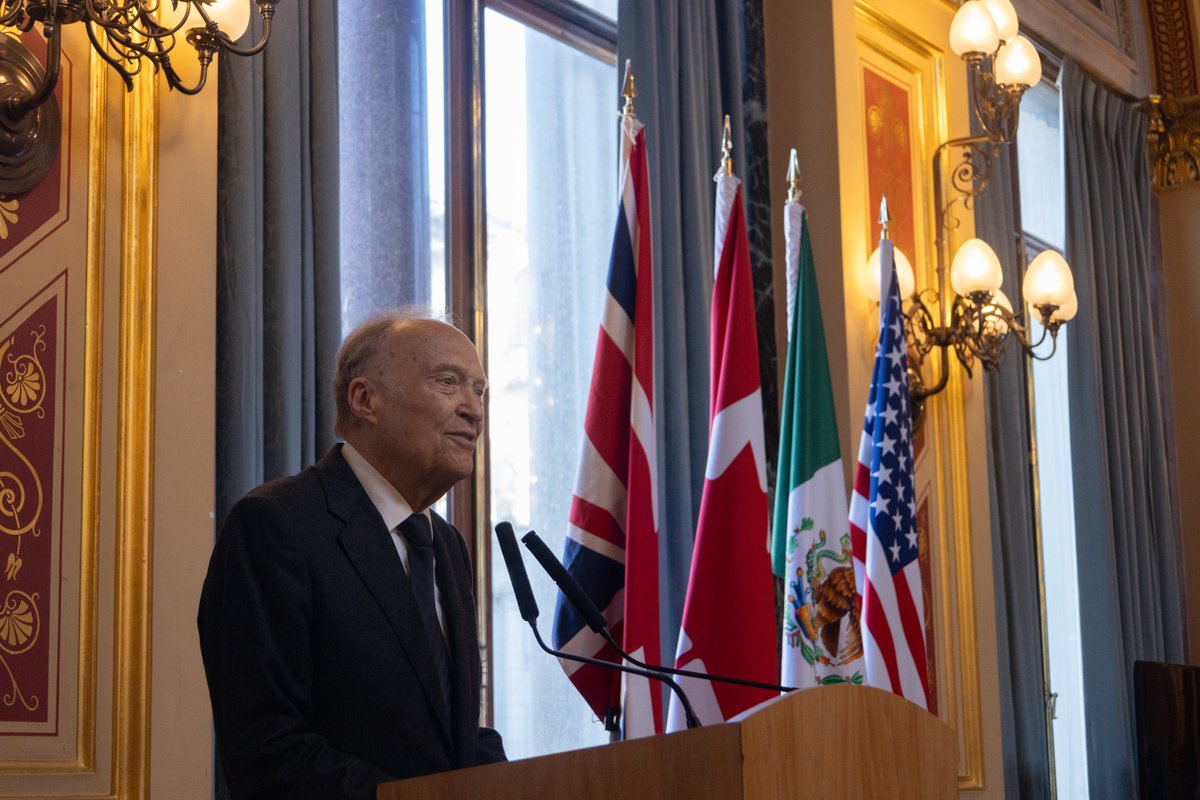 Embamexru's tweet photo. ⚽🌎 As the countdown to the #2026WorldCup continues, a reception was held in London 🇬🇧 to celebrate the historic partnership between 🇨🇦 Canada,🇲🇽Mexico and the 🇺🇸United States as co-hosts of the world’s largest sporting event.

The event brought together distinguished guests, including Stephen Doughty @SDoughtyMP, Minister of State for Europe, North America and Overseas Territories at the @FCDOGovUK, Douglas Alexander @D_G_Alexander Secretary of State for Scotland, Harriet Thompson @HCThompson001, Director for the Americas at the @FCDOGovUK, Stephanie Peacock @Steph_Peacock, Minister for Sport @GOVUK, Stephanie  Simon Collard-Wexler @scowex Minister-Counsellor for Political and Public Affairs at the @CanadianUK and Robert W. Thomas, Deputy Chief of Mission at the @USAinUK.

Representatives from The Football Association, members of the diplomatic community, and distinguished guests, including England legend John Barnes @officialbarnesy, from various sectors also attended the celebration.

Throughout the evening, speakers highlighted football’s unique ability to bring people together across cultures and generations, inspire young people, and promote values of inclusion, respect, and solidarity.

As preparations continue, the three host nations 🇨🇦🇲🇽🇺🇸 are thrilled to be welcoming the world 🌐 and demonstrating the positive impact that can be achieved when countries work together toward a common goal⚽️.

Special thank you to our friends at Diageo for their generous contribution during this important event.

 #DiplomaciaCulturalMX  #DiplomaciaPúblicaMX
