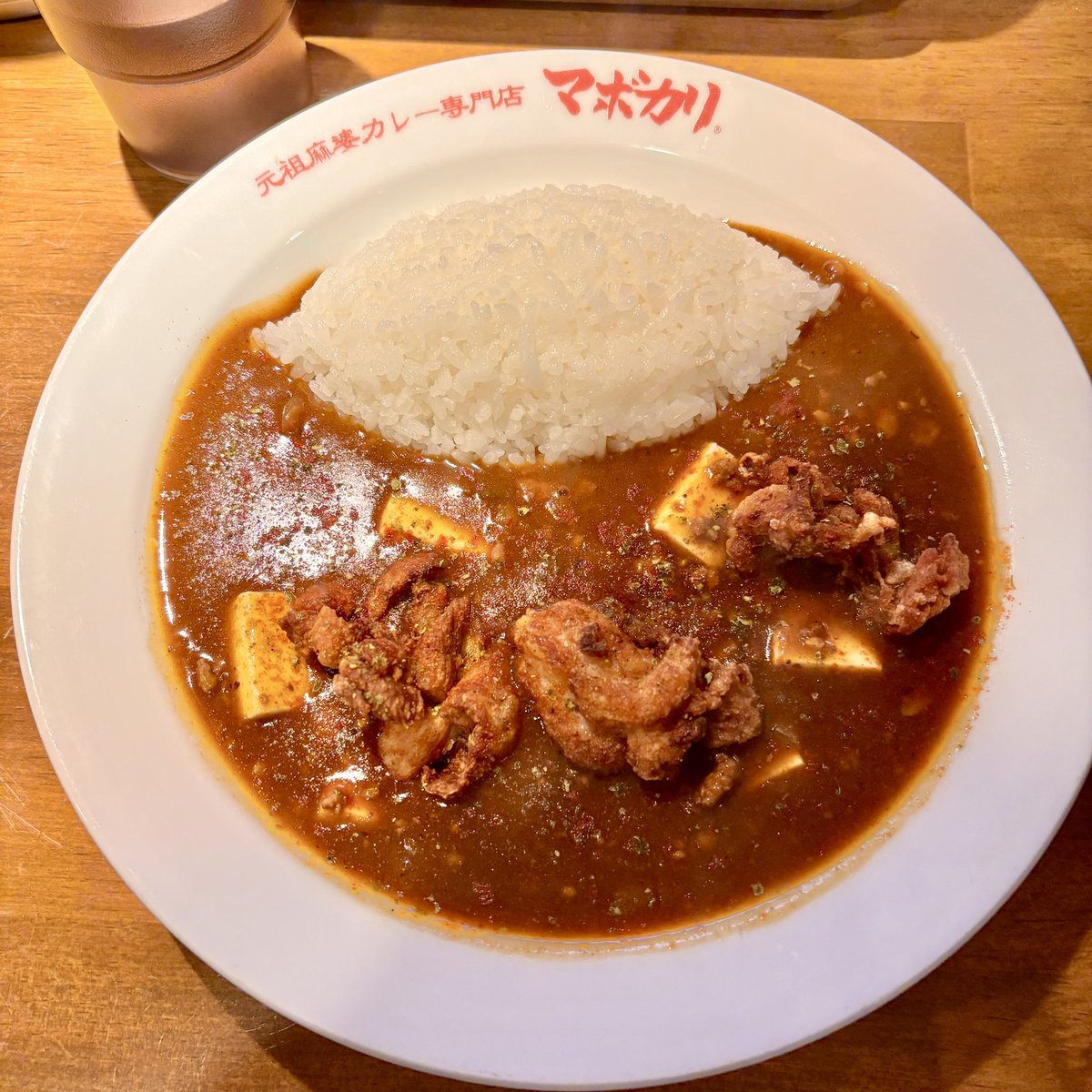 neene3's tweet photo. 今日はなんばのマボカリさんで元祖マボカリに唐揚げトッピングでいただきました。
来訪するのは年に１、2回ペースのせいか、訪れるたび何かしら変化が。今回は注文がQRになってました。辛さ０でもジワリ汗出ます
#なんばランチ
#カレー
#スパイスカレー
#麻婆カレー https://t.co/BkbuIkxSqa