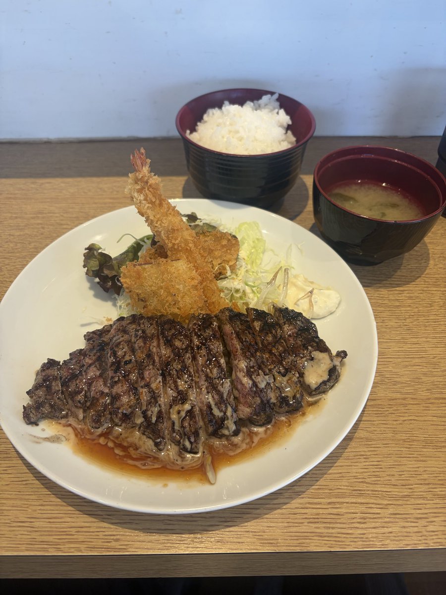 JunMakeMyWay's tweet photo. なにかのSNSを見て、気になっていた「さかえ」さんでお昼ご飯を。サーロインステーキランチをいただきました。これで1300円。お得過ぎる。しかも、お肉柔らかい。
難波駅から徒歩10分ほどの場所にあります。 https://t.co/9s7qk7aZRH
