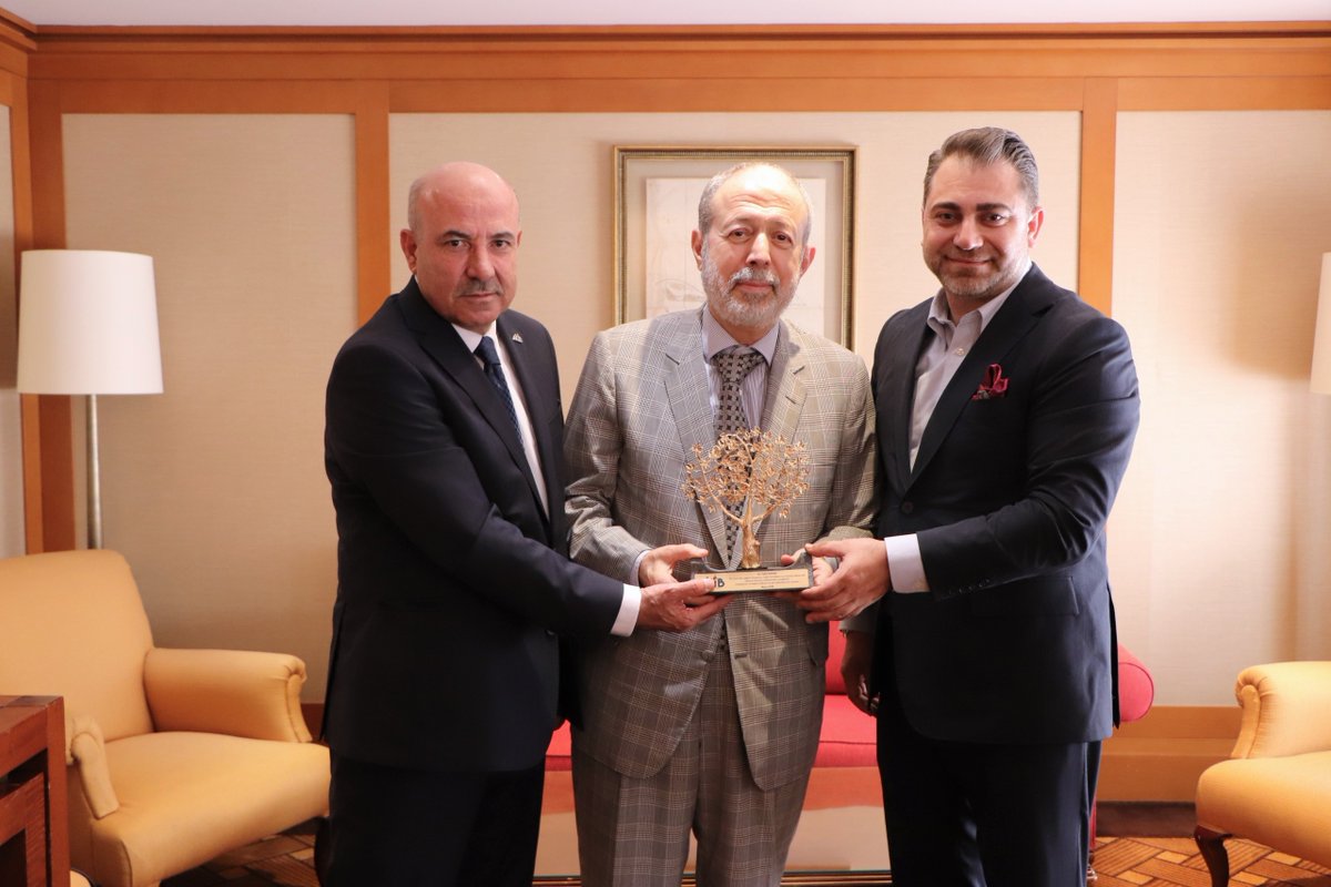 akibihracat's tweet photo. İstanbul’da gerçekleştirilen ilk AKİB Başkanlar Kurulu Toplantısı’nda, görev süresi sona eren birlik başkanlarımıza katkıları için plaket takdim edildi. AKİB Koordinatör Başkanlığı görevi Veysel Memiş’ten AKMİB Yönetim Kurulu Başkanı İmam Gazali Hıradağı’na devredildi. https://t.co/FyBBF5PdNx