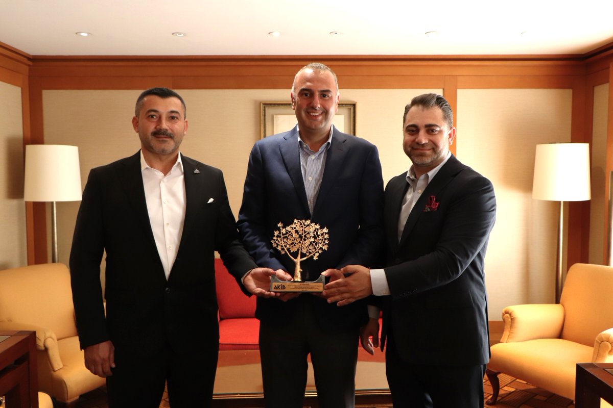 akibihracat's tweet photo. İstanbul’da gerçekleştirilen ilk AKİB Başkanlar Kurulu Toplantısı’nda, görev süresi sona eren birlik başkanlarımıza katkıları için plaket takdim edildi. AKİB Koordinatör Başkanlığı görevi Veysel Memiş’ten AKMİB Yönetim Kurulu Başkanı İmam Gazali Hıradağı’na devredildi. https://t.co/FyBBF5PdNx