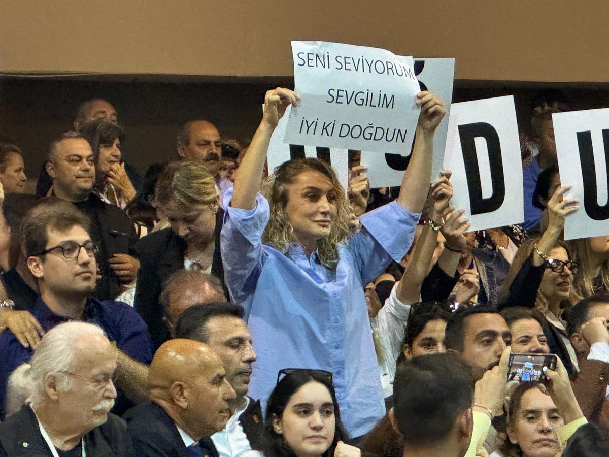 Akifloji's tweet photo. Cumhurbaşkanı Adayımız ve İstanbul Büyükşehir Belediye Başkanımız Ekrem İmamoğlu’nun doğum günü, Silivri’de coşkulu ve duygu dolu anlarla kutlandı.

Ekrem Başkan salona giriş yaptığı sırada, eşi Dilek Kaya İmamoğlu’nun açtığı “Seni seviyorum sevgilim, iyi ki doğdun” pankartı salonda büyük alkış aldı. Ardından salondaki yurttaşlar hep birlikte Ekrem İmamoğlu’nun doğum gününü kutladı.

Ekrem İmamoğlu ise salondaki yoğun sevgi gösterileri karşısında yaptığı espriyle salondakileri gülümsetti:
“Fazla uzatmayalım, anneme babama niye doğurdunuz diye dava açarlar.”

Baskılara rağmen umudu büyüten, milyonların sevgisini kazanan Ekrem İmamoğlu’nun doğum günü; dayanışmanın, sevginin ve halk iradesinin güçlü bir mesajına dönüştü.