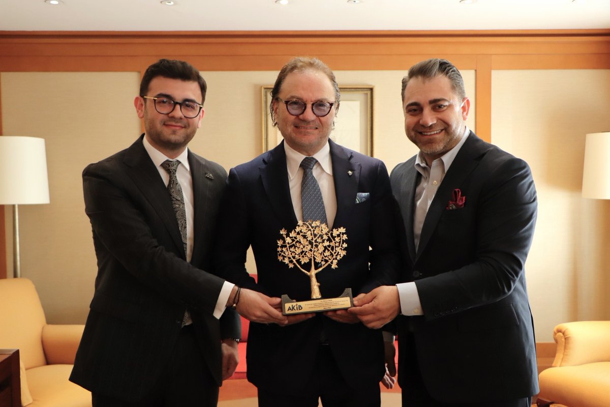 akibihracat's tweet photo. İstanbul’da gerçekleştirilen ilk AKİB Başkanlar Kurulu Toplantısı’nda, görev süresi sona eren birlik başkanlarımıza katkıları için plaket takdim edildi. AKİB Koordinatör Başkanlığı görevi Veysel Memiş’ten AKMİB Yönetim Kurulu Başkanı İmam Gazali Hıradağı’na devredildi. https://t.co/FyBBF5PdNx