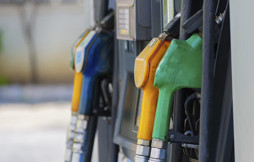 SafeTravel_Mag's tweet photo. Petrol prices have hit record highs in South Africa, and with interest rates rising too, consumers are feeling the pressure from all sides.

Read more: https://t.co/mGkUeRiaWC

#PetrolPrices #FuelPriceIncrease #CostOfLiving #SouthAfrica #SafeTravelMag https://t.co/qjmMtA8gdB