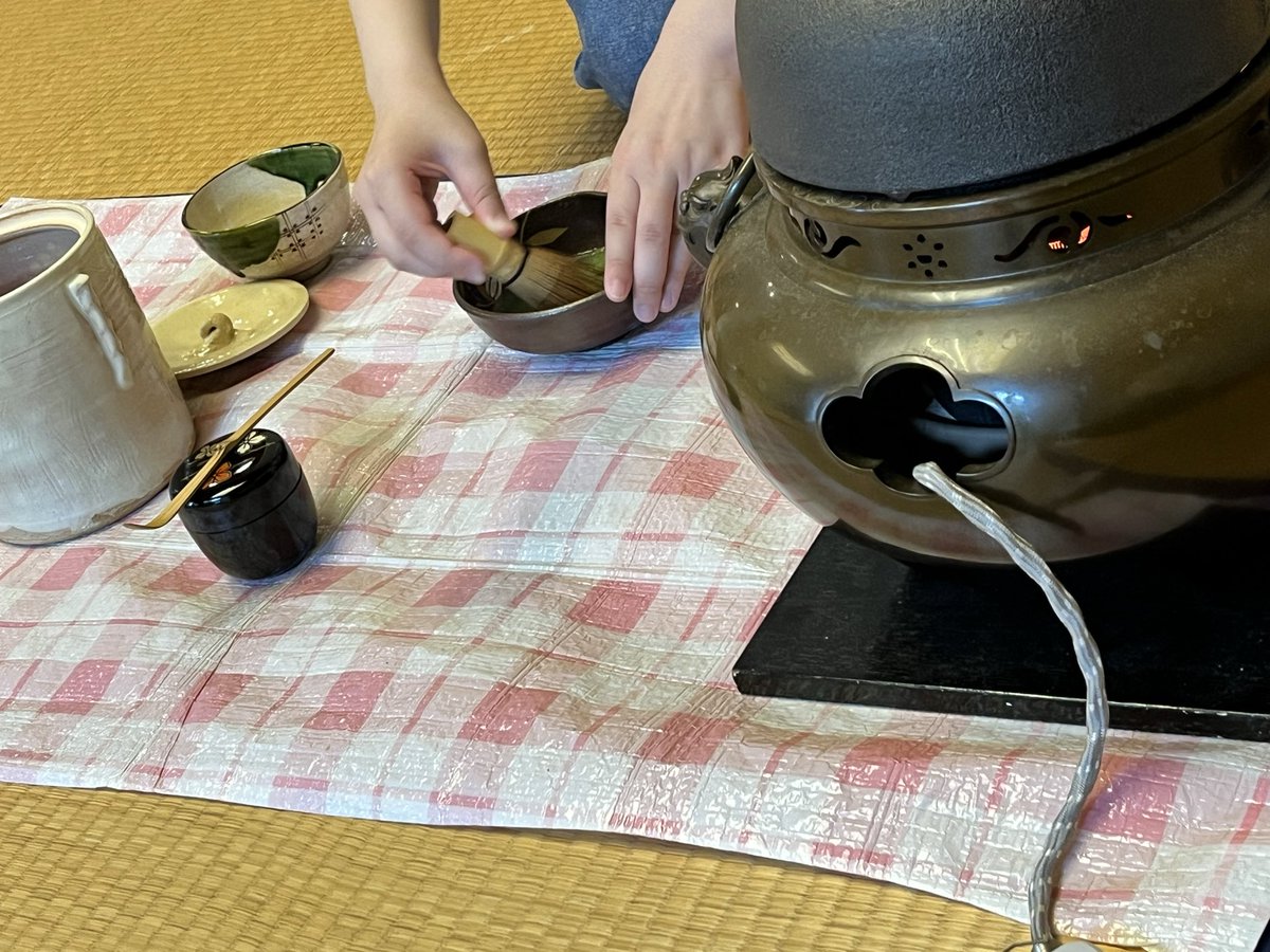 kut_chabu's tweet photo. こんにちは♪

昨日の台風6号🌀は大丈夫でしたか？
本日も七夕茶会に向けて、お稽古をしました🍵
1年生は初めてのお茶会になると思うので、
一緒に頑張っていきましょう☺️

#高知工科大学 #kut #茶道部⁡⁡ #裏千家 #高知工科大学茶道部 https://t.co/qOn7LmAGQh
