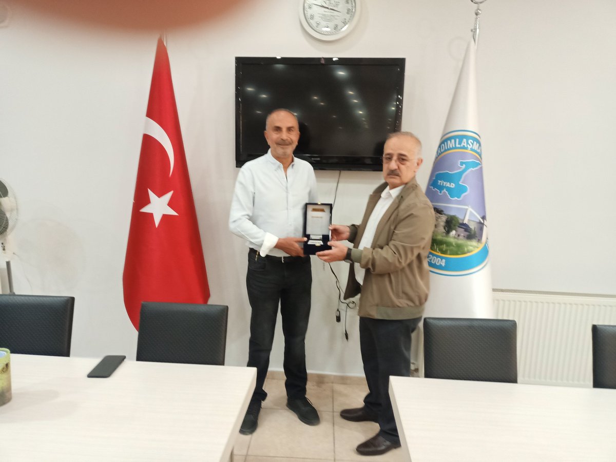ibrkyn's tweet photo. Van Tİllo dernek başkanı olarak derneğimize kurulduğu günden bu yana her türlü desteği veren @Feridun_IRAK  başkana derneğimizin plaketini kendisine takdim ettim https://t.co/DvDGbSBMyD