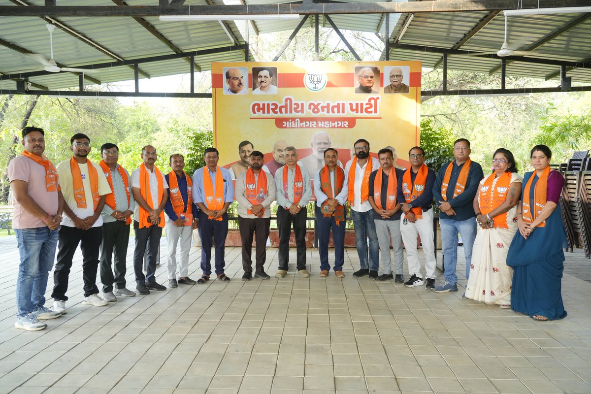HareshGPatel6's tweet photo. 🪷અવિરત 12 વર્ષ - વિકાસ, વિશ્વાસ અને જનકલ્યાણના🪷

દેશના માનનીય પ્રધાનમંત્રીશ્રી નરેન્દ્રભાઈ મોદી સાહેબના સશક્ત અને દુરંદેશી નેતૃત્વ હેઠળ કેન્દ્ર સરકારના સફળ 12 વર્ષ પૂર્ણ થવાના અવસરે ગાંધીનગર મહાનગર કિસાન મોરચાની બેઠક યોજાઈ. https://t.co/HquMry7vBg