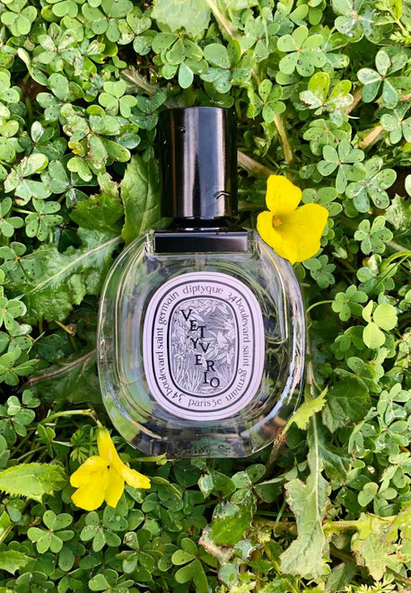 JasminCommerce's tweet photo. عطر Vetyverio همچنان اون فضای تمیز و مینیمالیستی آشنای دیپتیک رو حفظ کرده، اما برخلاف Eau de Sens، جنبه صابونی رایحه به‌مراتب کمرنگ تره. تو بطن این تمیزی، یک حس خاکی/مرکباتی ظریف هم دیده می‌شه، اما نه به‌صورت برجسته و واضح، بلکه بیشتر مث یه تصویر مه‌آلود و مبهم توی  ... 👇 https://t.co/uhvhvDLOC3