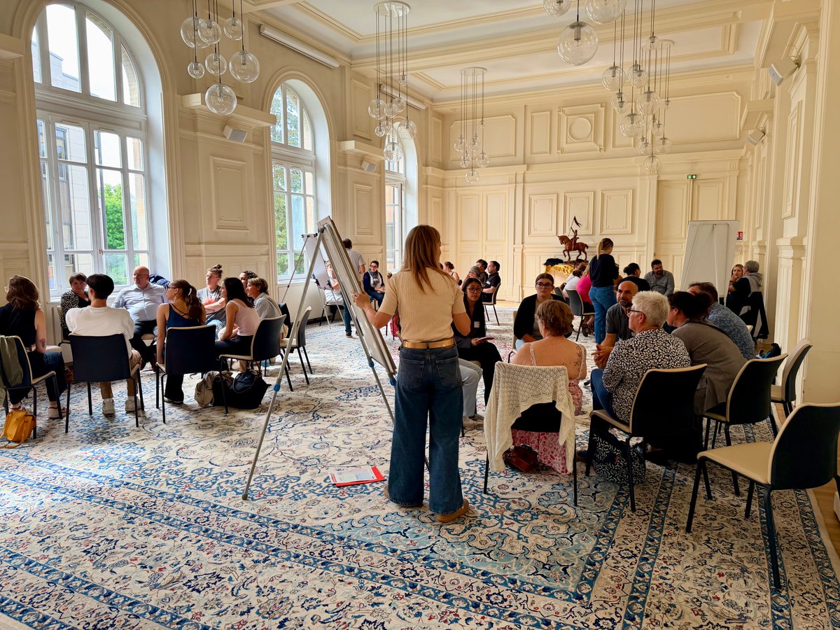 Prefet88's tweet photo. Jeunesse : l’État et le Conseil départemental des Vosges mobilisés pour renforcer l’action en faveur des jeunes.

À l’initiative conjointe des services de l’État et  du Conseil départemental, une rencontre départementale des acteurs de la jeunesse s’est tenue à l’Hôtel du Département à Épinal.

Cette journée a réuni les principaux partenaires engagés auprès de la jeunesse vosgienne : collectivités, associations, établissements scolaires, Missions Locales, Maisons Familiales Rurales, CAF des Vosges, Région Grand Est et repr��sentants des jeunes.

Au programme :
- présentation des dispositifs mobilisables en faveur de la jeunesse ;
- échanges sur les leviers favorisant l’engagement des jeunes Vosgiens ;
-  réflexion collective pour développer les coopérations locales et faire émerger des réponses adaptées aux réalités du territoire.

Cette rencontre traduit une ambition partagée : construire une dynamique durable au service des jeunes, en s’appuyant sur la complémentarité des acteurs et la richesse des initiatives locales.

#Jeunesse #Vosges #ServicePublic #Territoires #Engagement #Partenariat #GrandEst #PréfetDesVosges