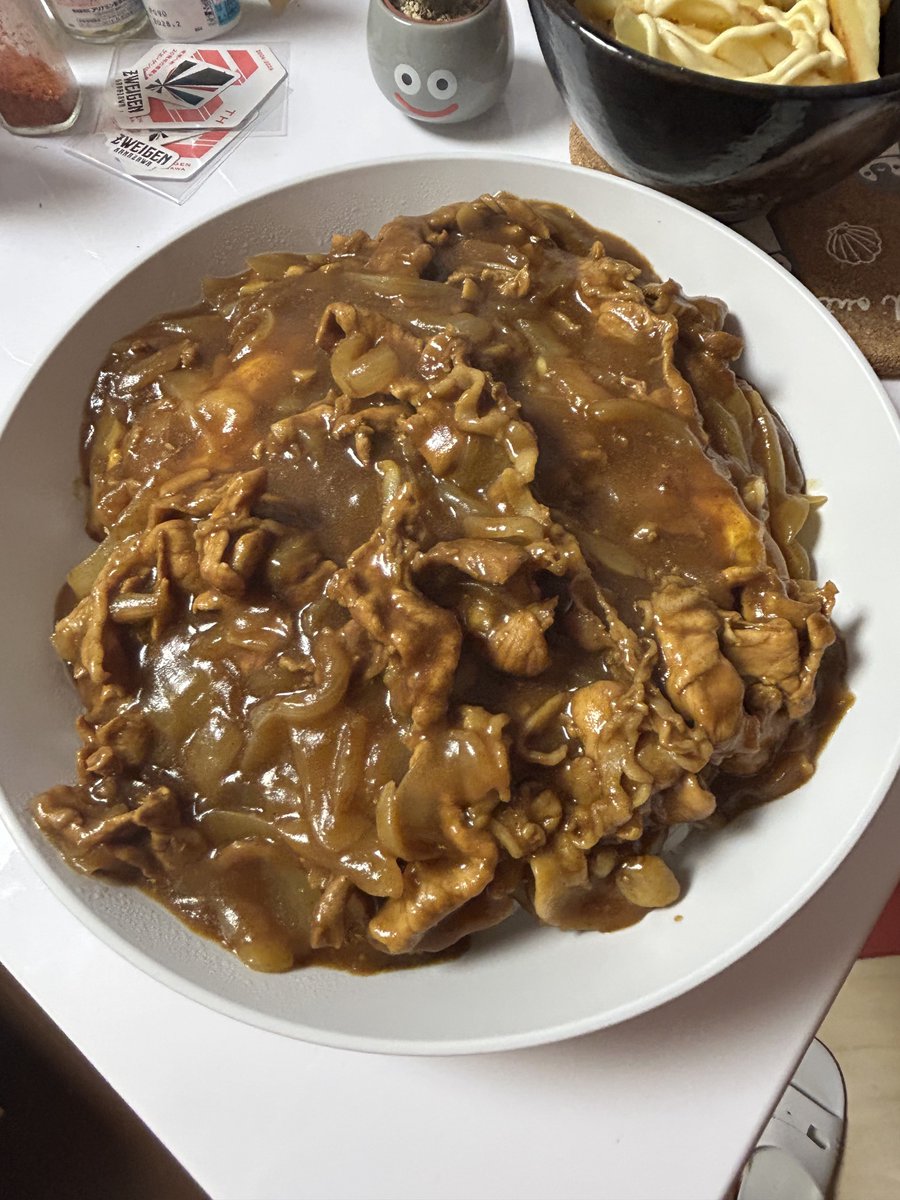 sinichirok's tweet photo. サクサクヒムヒム ☆推しの降る夜☆のCoCo壱の回を見てからカレー🍛がめっちゃ食べたくてちょうど玉ねぎ🧅貰ったからカレー作ったなう
豚肉と玉ねぎだけのカレー😋
ご飯500g食べたろ🤣
うん、( ﾟДﾟ)ｳﾏｰ
安定のポテトサラダ？wも
やっぱカレーやな👍 https://t.co/ZfX1JeX9ID