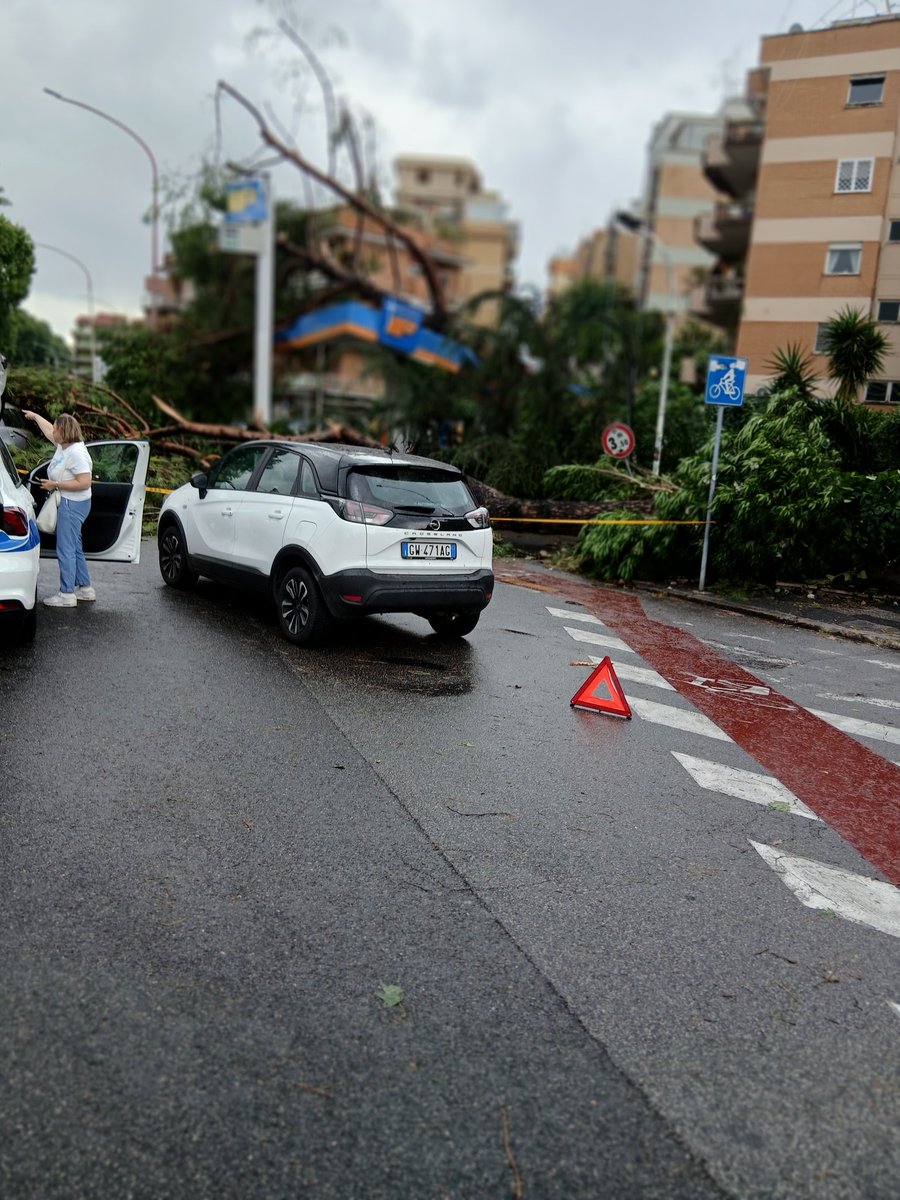 BomboloGreco's tweet photo. Roma , via dei Prati Fiscali . Scenario apocalittico dopo il passaggio di un Tornado https://t.co/nSgv64OK5c
