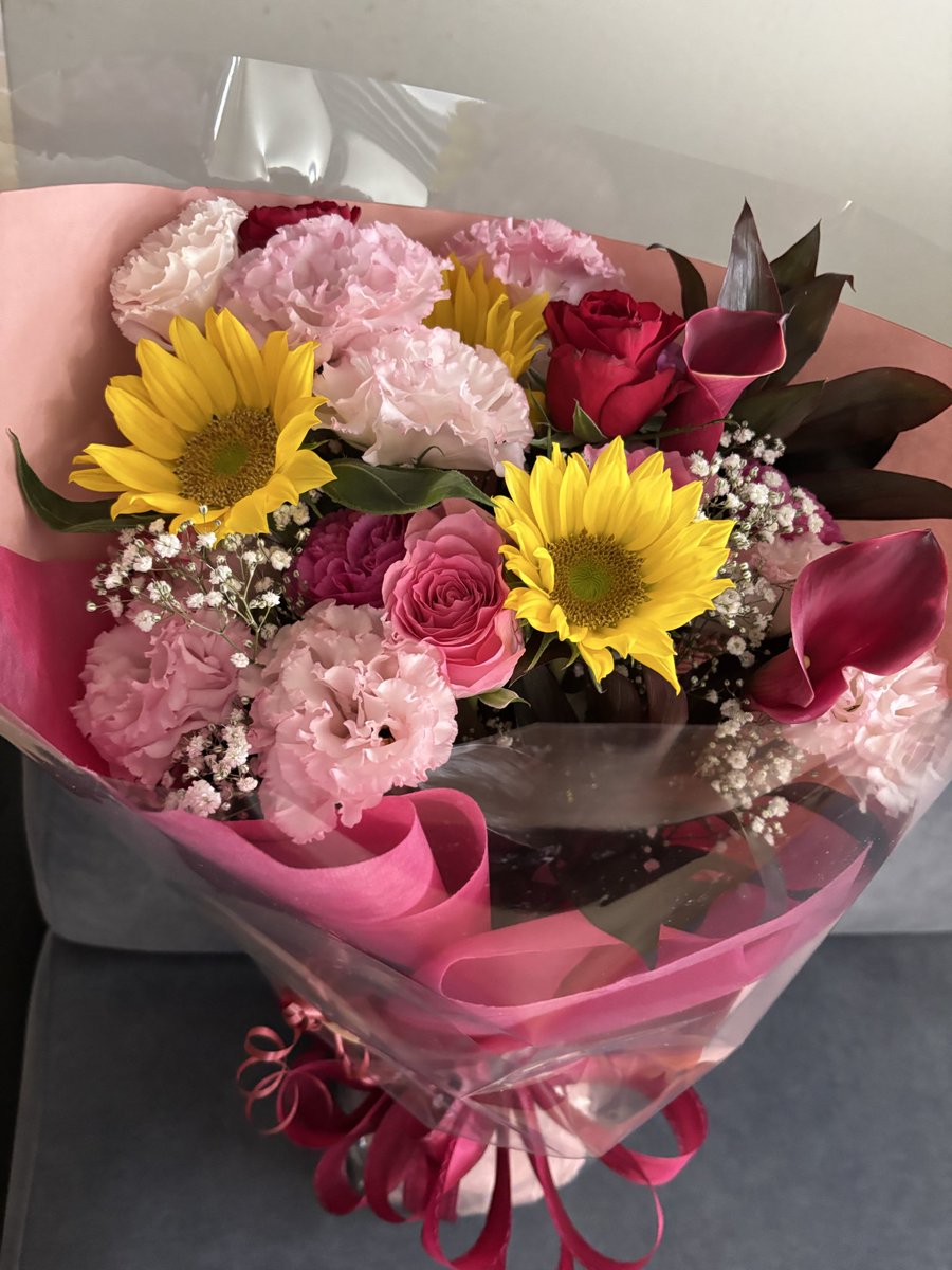 PD_Beetle's tweet photo. 最近残業続きの夫が花束抱えて帰って来てビックリ💐
結婚20周年ありがとう💍 https://t.co/YXR43HTCkf