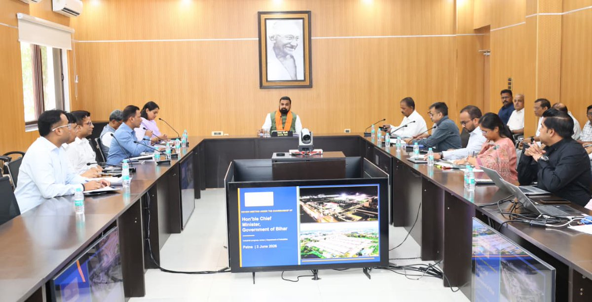 IndustriesBihar's tweet photo. माननीय मुख्यमंत्री श्री सम्राट चौधरी जी के दूरदर्शी नेतृत्व में बिहार को औद्योगिक विकास, निवेश और रोजगार का अग्रणी केंद्र बनाने की दिशा में उद्योग विभाग लगातार प्रभावी कदम उठा रहा है।

लोकसेवक आवास स्थित संकल्प सभागार में आयोजित उद्योग विभाग की समीक्षात्मक बैठक माननीय मुख्यमंत्री श्री सम्राट चौधरी जी की अध्यक्षता एवं माननीया उद्योग मंत्री सुश्री श्रेयसी सिंह की उपस्थिति में आयोजित हुई, जिसमें उद्योग विभाग के सचिव सह प्रबंध निदेशक, बियाडा एवं आएडा, श्री कुंदन कुमार ने निवेश प्रोत्साहन, औद्योगिक विस्तार, उद्यमिता विकास तथा रोजगार सृजन से संबंधित योजनाओं पर विस्तृत प्रस्तुतीकरण दिया।

बैठक में बिहार को निवेशकों के लिए अधिक आकर्षक गंतव्य बनाने, Ease of Doing Business को सुदृढ़ करने, औद्योगिक आधारभूत संरचना के विस्तार तथा उद्योगों की समस्याओं के त्वरित समाधान सुनिश्चित करने पर विशेष बल दिया गया।

इसके अतिरिक्त फूड प्रोसेसिंग, फार्मा, MSME, टेक्सटाइल एवं स्टार्टअप क्षेत्रों को प्रोत्साहन देने, लैंड बैंक के विस्तार, नई औद्योगिक इकाइयों को समयबद्ध इंसेंटिव उपलब्ध कराने तथा PPP मॉडल पर फूड पार्क विकसित करने की संभावनाओं पर कार्य करने के निर्देश दिए गए।

साथ ही ग्राम स्तर पर उद्यमिता एवं स्वरोजगार को बढ़ावा देने तथा युवाओं के लिए नए रोजगार एवं निवेश अवसर सृजित करने हेतु प्रभावी कार्ययोजना तैयार करने पर भी बल दिया गया। 

#BiharHaiTaiyar
🚨उद्योग और रोजगार के क्षेत्र में आगे बढ़ता बिहार!
#BuildAndBelieveInBihar

@PMOIndia @PiyushGoyal @CimGOI @GovernorBihar @samrat4bjp @kundan_ias @_ShreyasiSingh @PTI_News @ddnewsBihar @PIB_India @DoC_GoI @investindia @BiharIndustries @BIADAbihar @BiharCabinet @ficci_india @bimcgl @BSPCBOfficial @idabihar @IPRDBihar @BiharKhadi