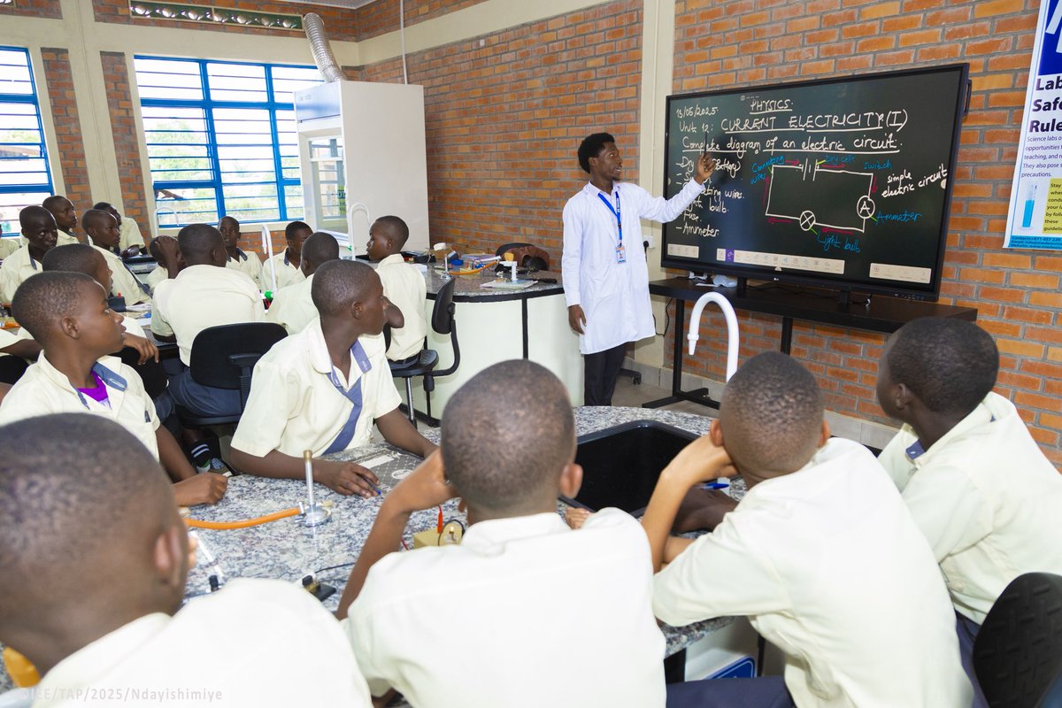 iee_rw's tweet photo. Teaching Assistants co-plan lessons with the host teacher to ensure that they are well-structured and learner centered. After teaching, they have a reflective session to receive constructive feedback, highlighting strengths and areas for improvement #education #teaching https://t.co/Zf7YoK0Nhl