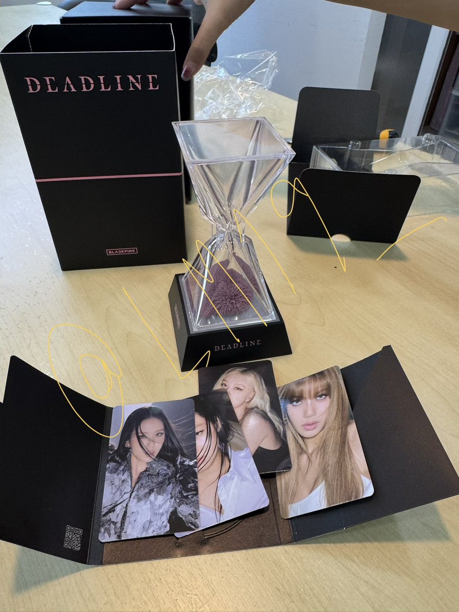 LM19_'s tweet photo. **ปรับราคา**

ปล่อยของสะสม LISA / BLACKPINK พร้อมส่งค่ะ ของแท้ทั้งหมด มีรูป/วิดีโอเพิ่มเติมให้เช็กก่อนโอนได้

1️⃣ LISA Alter Ego Boxset — VIXI คอกลมรูปปาก
🔹 สภาพ: ใหม่มือหนึ่ง ไม่แกะซีล 100%
🔹 ไซส์เสื้อ: Size L
💵 ราคา: 3,500 บาท

2️⃣ LISA 0327 Photobook Vol.03 Limited Edition
🔹 สภาพ: แกะเช็กของ อุปกรณ์ครบ 100% สภาพสวย
🔹 มีรอยคราบกาวที่มาตั้งแต่โรงงาน
🔹 กล้องฟิล์มด้านในใหม่เอี่ยม 100% ไม่เคยแกะใช้ 📸
💵 ราคา: 2,000 บาท

3️⃣ LISA LALISA Vinyl LP Limited Edition รุ่นแรกแผ่นดำ
🔹 สภาพ: ใหม่มือหนึ่ง ยังไม่แกะซีล 100% 📦
💵 ราคา: 900 บาท

4️⃣ BLACKPINK Deadline Album Mood Light Ver.
🔹 สภาพ: แกะเช็กของ ของครบถ้วน การ์ดสุ่มแท้ครบ 4 สมาชิก 🫶
🔹 โคมไฟนาฬิกาทรายแม่เหล็ก ทดสอบแล้ว ระบบไฟและแม่เหล็กทำงานปกติ ⏳
💵 ราคา: 1,300 บาท

✨ ซื้อเหมา 7,200 บาท ส่งฟรี
รับวันนี้คุยราคาได้ค่ะ อยู่ กทม. จัดส่งให้ด่วนเลย

📮 แยกชิ้น: ค่าส่ง +60–80 บาท ตามขนาด/พื้นที่
📍 นัดรับได้ในกทม. ตามตกลง
สนใจทักขอรูป/วิดีโอเพิ่มเติมได้เลยค่ะ

#ตลาดนัดบลิ๊งค์ #ตลาดนัดKpop #LISA #LALISA #LISA0327 #LISAAlterEgo #BLACKPINK #BLACKPINKDeadline #พร้อมส่ง