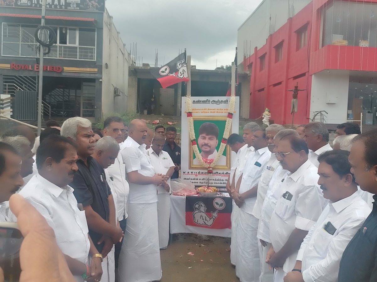 PRGArunkumar's tweet photo. கழக ஒற்றுமைக்காக தன் இன்னுயிரை மாய்த்துக்கொண்ட கழகத் தொண்டர் தஞ்சை கிழக்கு மாவட்ட வர்த்தகர் அணி இணைச் செயலாளர் பூக்கடை திரு.மகேந்திரன் அவர்களுக்கு ஜோதிபுரம் பேருந்து நிலையம் அருகே
கோவை புறநகர் வடக்கு மாவட்ட கழகத்தின் சார்பாக அஞ்சலி செலுத்தினோம். https://t.co/6U26Zrz80e
