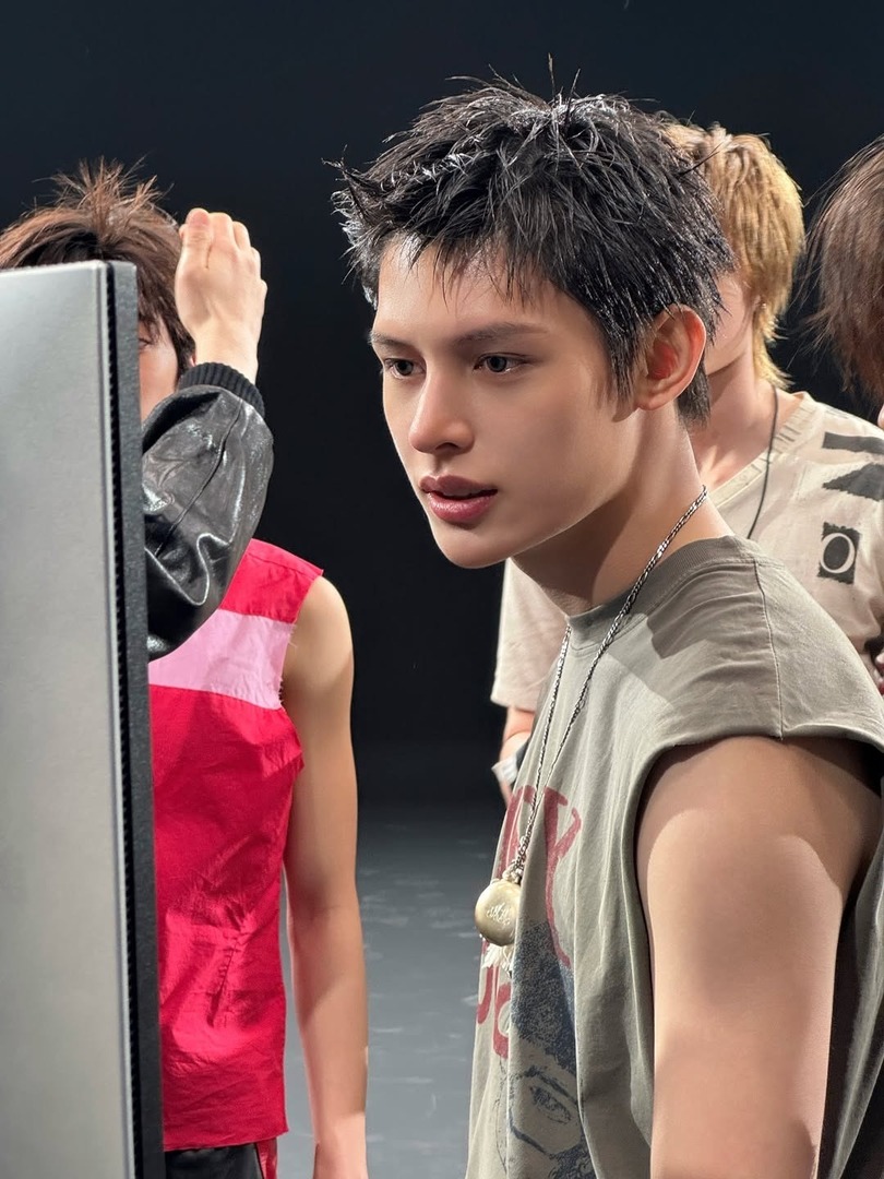 cortisfess's tweet photo. seenggaknys lu pada harus liat foto james yg ini😭 corfess! https://t.co/rX1VF31wGA