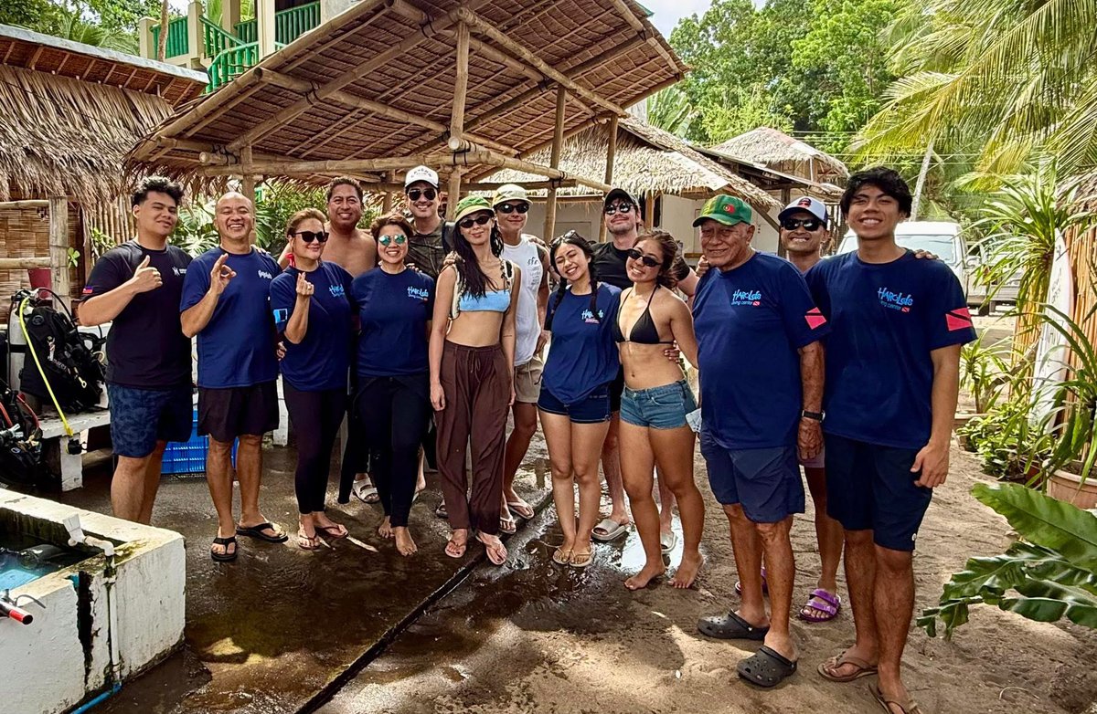 blairwaldorfs_'s tweet photo. today's side trip: swimming with sea turtles at apo island 🐢

kyot din dj got to see thalia's dad 🖤 https://t.co/U3PZl8OAyq