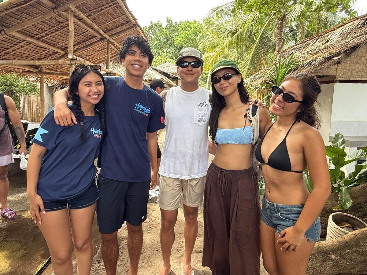 blairwaldorfs_'s tweet photo. today's side trip: swimming with sea turtles at apo island 🐢

kyot din dj got to see thalia's dad 🖤 https://t.co/U3PZl8OAyq