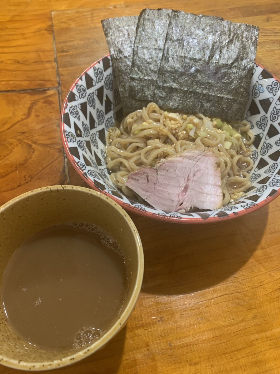 innamiyuji0501's tweet photo. 限定「ゴマ油香るニンニクの油そばスープ付き」1000円
やります！
味濃いめ！そのままでも！スープはいつもの家系ラーメンのカエシ鶏油なしの純粋スープ
つけ麺風でも！スープを麺に入れてラーメン風でも！
麺を海苔巻きでも！スープ割りであっさりでも！
通常冷盛り！熱盛り可能！

左肩痛い😭🥲 https://t.co/tlJKAbPPGs